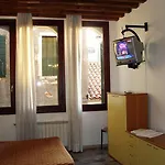 Venice Apartments *