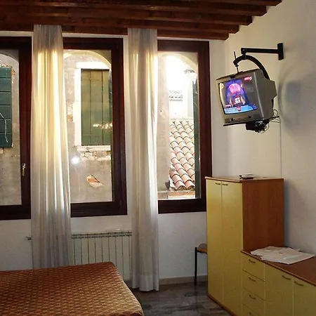 Venice Apartments *