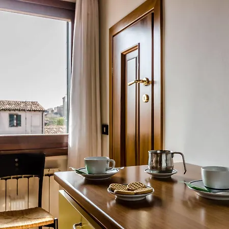 Venice Apartments *