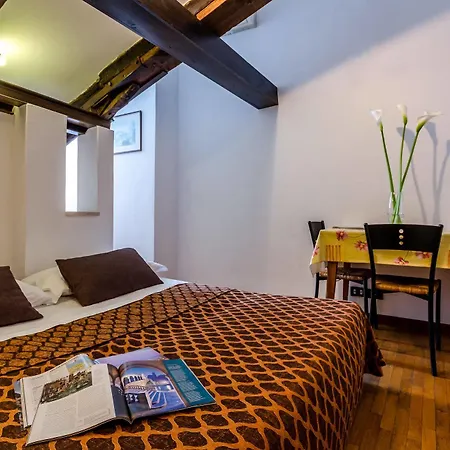 Venice Apartments *
