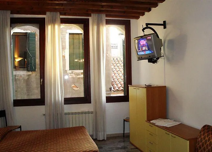 Venice Apartments *